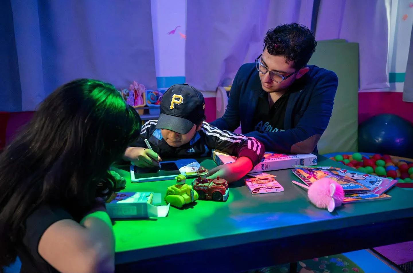 Psicólogo Derian Jiménez en sesión con un niño en la mesa de luz
